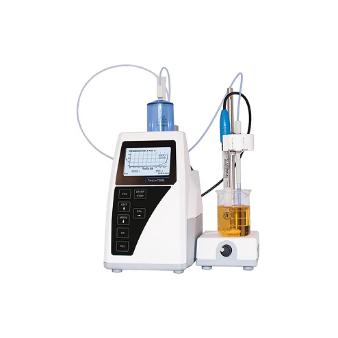 Pompa di infusione per laboratorio: interfaccia LCD, tubi e contenitore con liquido arancione a fianco, dispositivo medico portatile.